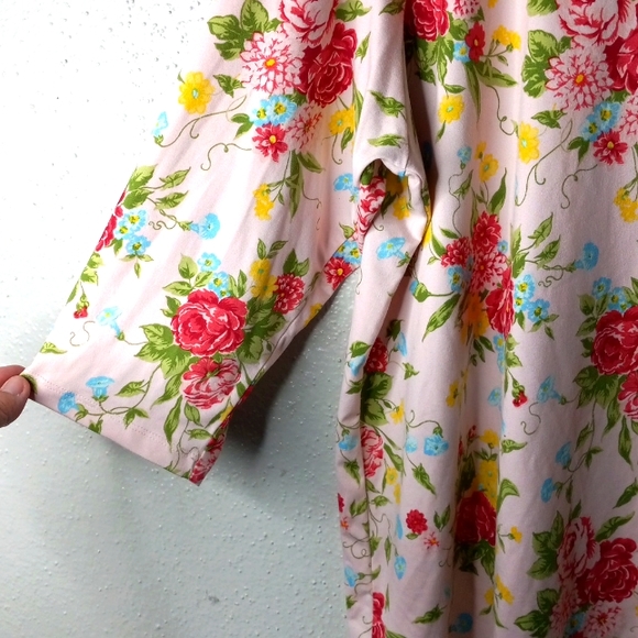 Pioneer Woman XXL Red Roses Floral V-Neck Pullover Top in Pink - Picture 4 of 5